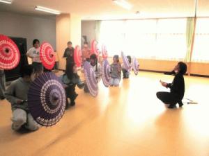 ６年ダンス　かさ１.JPG