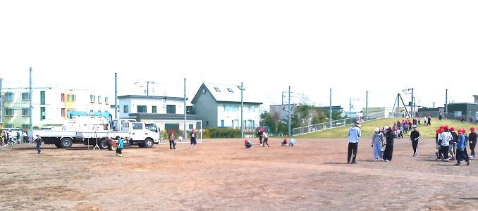 グラウンドの石拾い＆ゴミ拾い | 旭川市立千代田小学校
