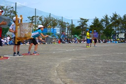 4年生 玉入れ競走.JPG
