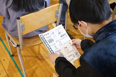 説明を聞く1.jpg