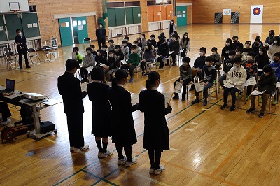 説明を聞く2.jpg