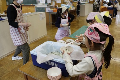 1年生 給食2.jpg
