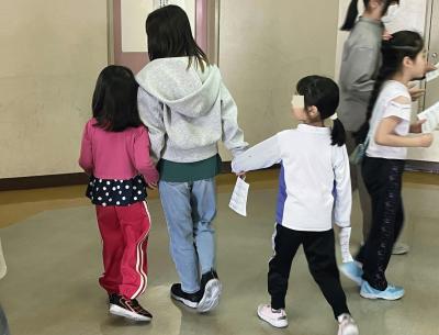 ３人手つなぎ.jpg