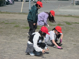 グラウンドの石拾い＆ゴミ拾い | 旭川市立神楽岡小学校