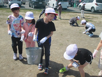 グラウンドの石拾い＆ゴミ拾い | 旭川市立神楽岡小学校