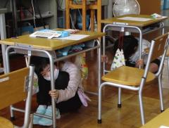 R4避難訓練②1年机の下.JPG