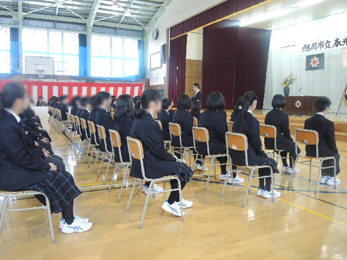 http://www.asahikawa-hkd.ed.jp/shunkoudai-jhs/nyuugakusiki3.jpg